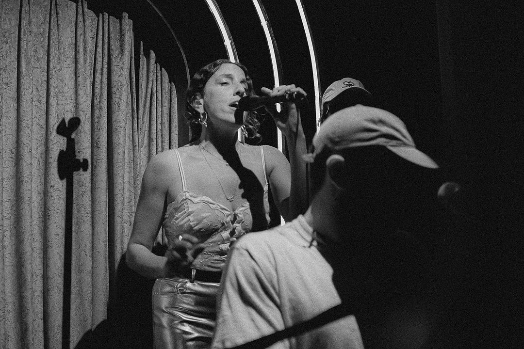 Si siempre te dicen que eres alma vieja en cuerpo joven, amarás este nuevo piano bar con música retro en la Roma