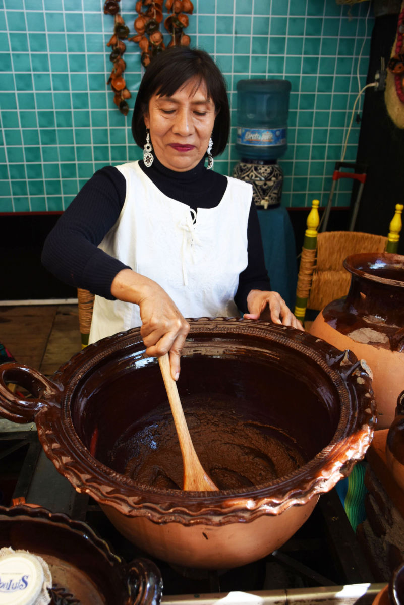 Elaboración del mole en San Pedro Atocpan