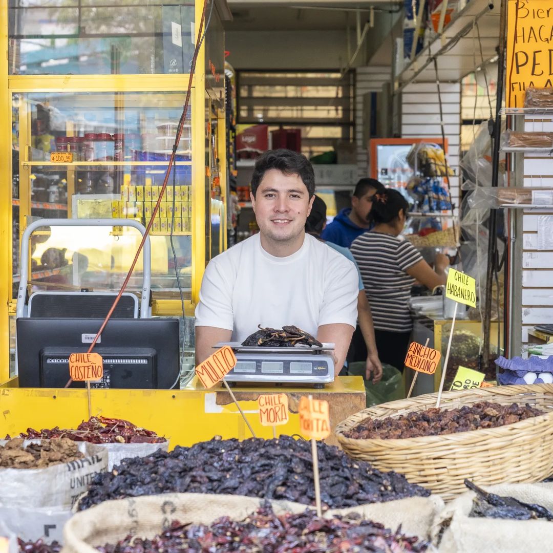 Speakeasy detrás de un puesto de chiles en el Mercado de Jamaica