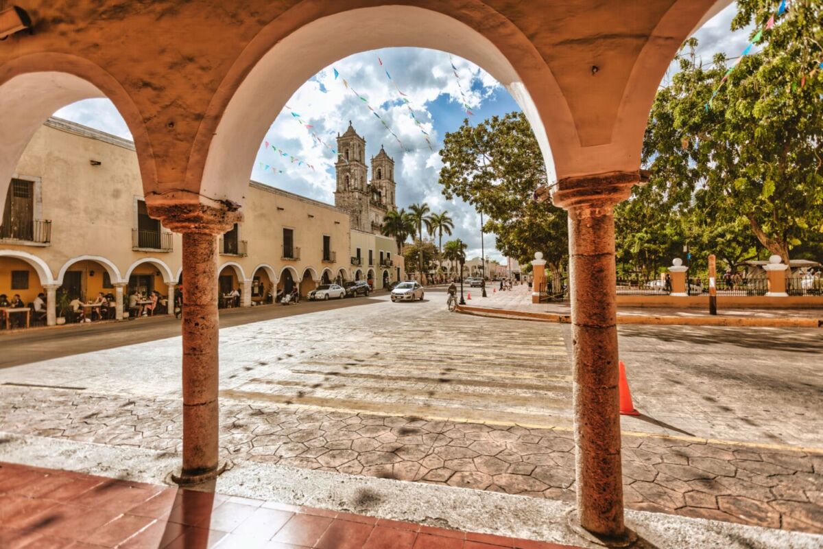 Vista del Parque Francisco Cantón en Valladolid desde un portal colonial, con la iglesia de fondo