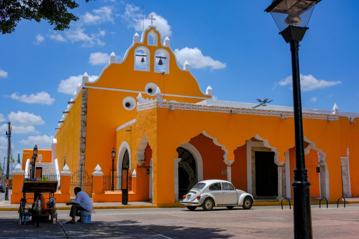 Fachada del Convento de San Bernardino de Siena en Valladolid, Yucatán, con arquitectura colonial amarilla
