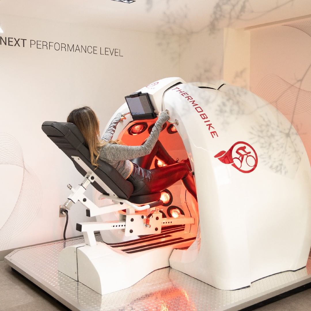 La bicicleta dentro de una cámara infrarroja que quema y tonifica el triple en solo 20 mins (y ya existe en la CDMX)