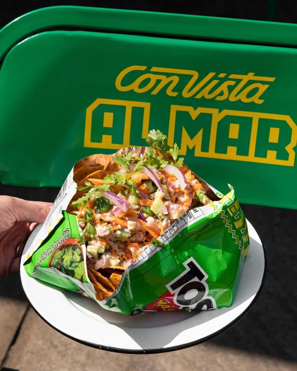 Tostilocos de ceviche, tacos de mariscos y mezcal de la casa en este botanero de mar en la CDMX