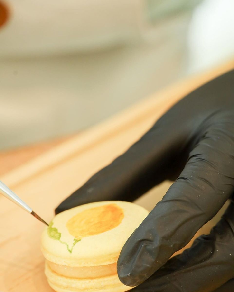 Macarrones pintados a mano