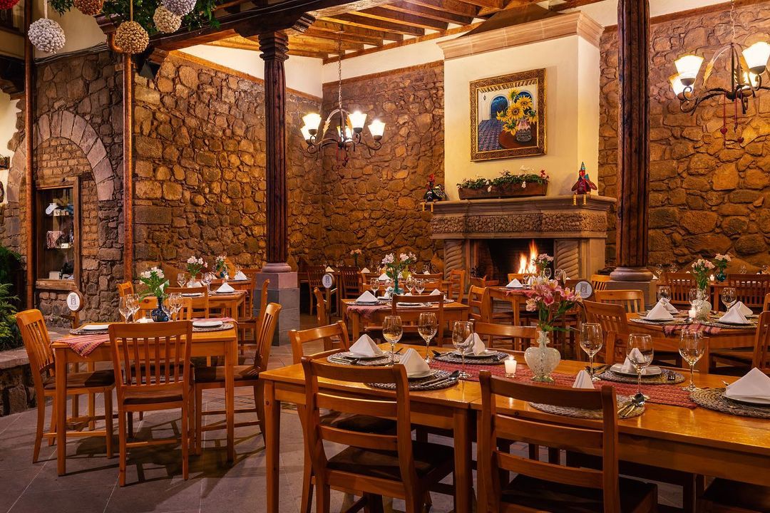 Hablemos del hotel de piedra más bonito de Pátzcuaro (gruesos muros de adobe y techos con vigas de madera) 