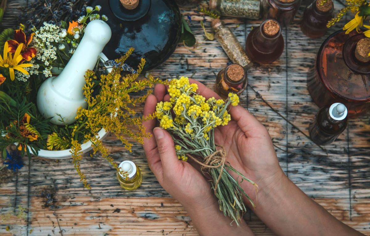 Ritual de limpieza con agua de flores