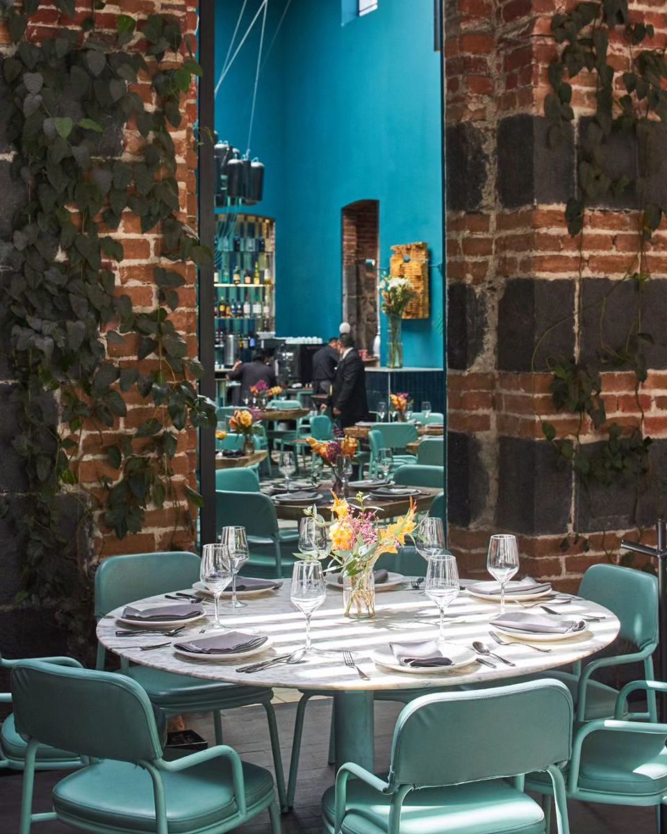 restaurante en una construcción antigua