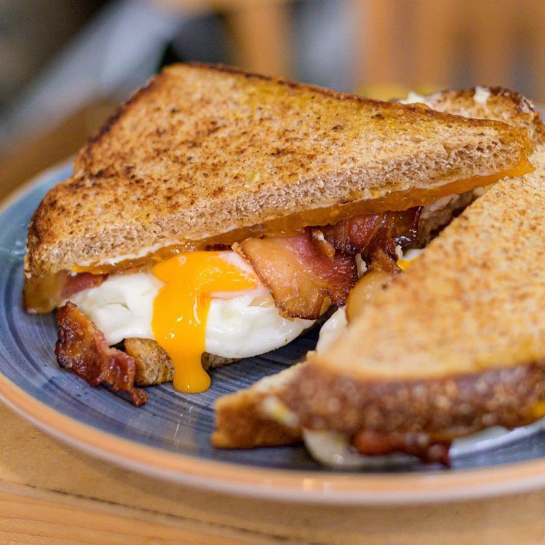 Sándwich de huevo con tocino.