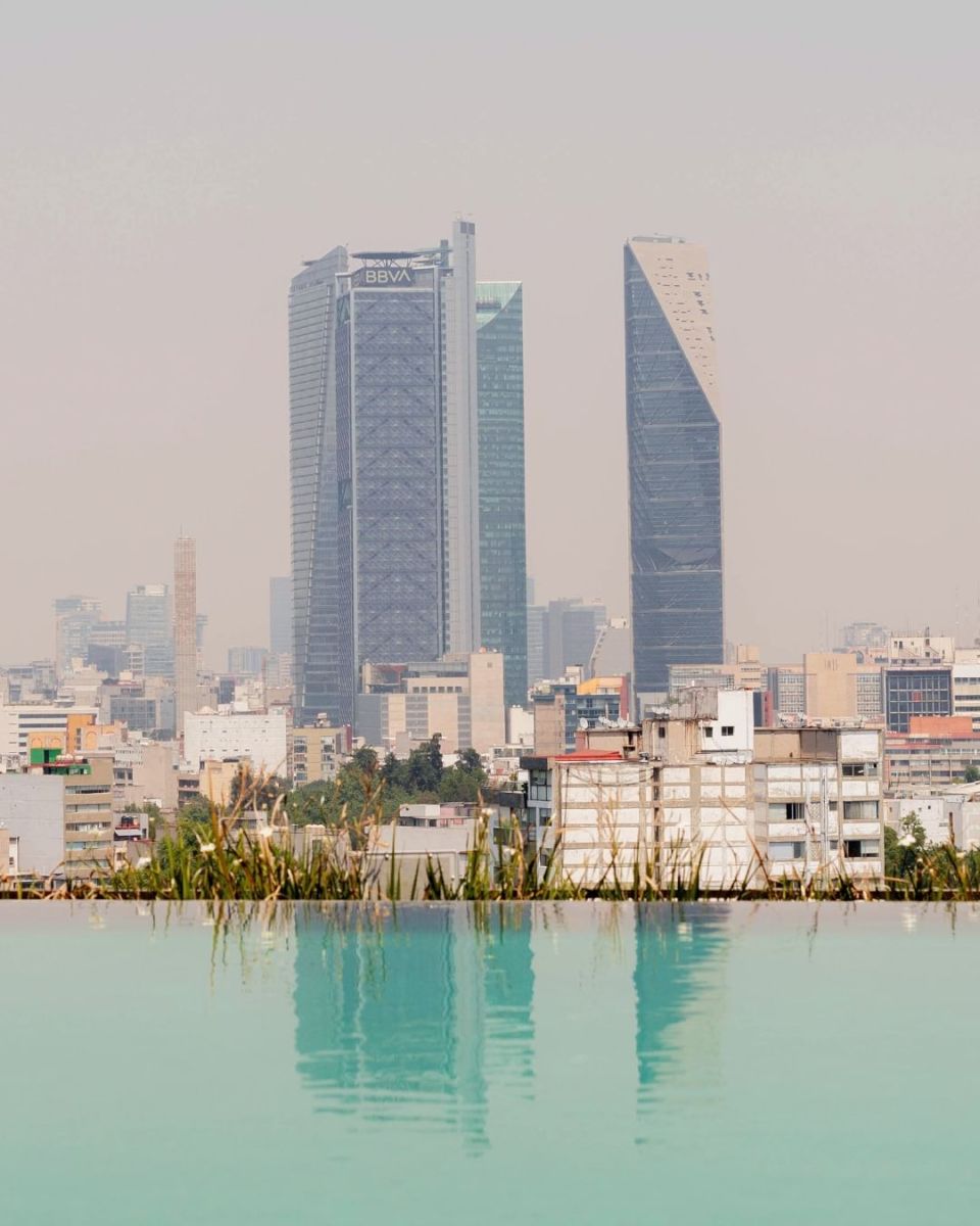 Esta alberca en la Condesa tiene la mejor vista hacia los rascacielos de Reforma