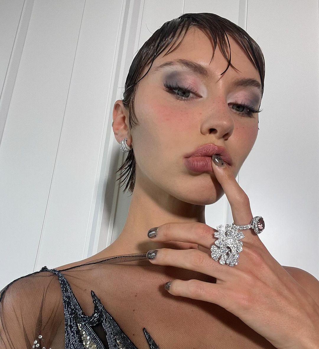 Iris Law con uñas de jelly negro