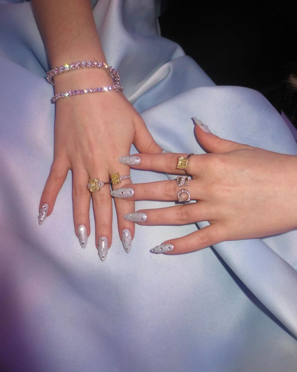 Uñas aperladas con brillantes de Sabrina Carpenter