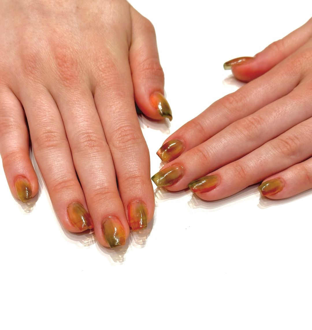 Uñas jelly de vitral de Emma Chamberlain