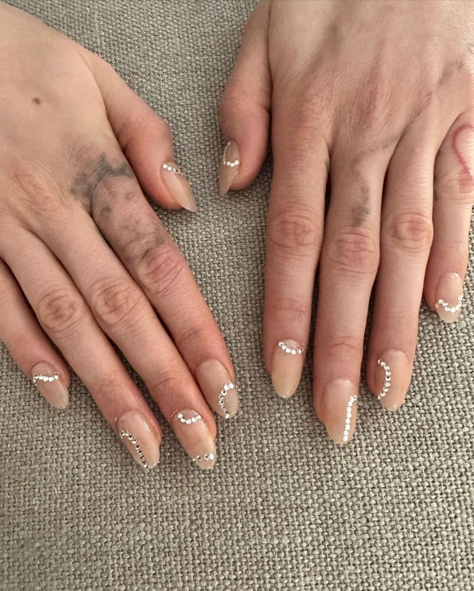 Uñas nude con brillantes de Cara Delevigne