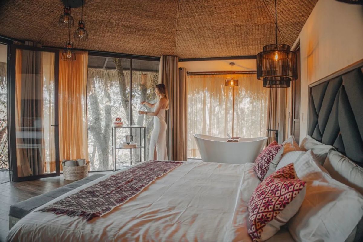 Las cabañas cerca de la CDMX con tina al lado de la cama y un restaurante con techo de cristal