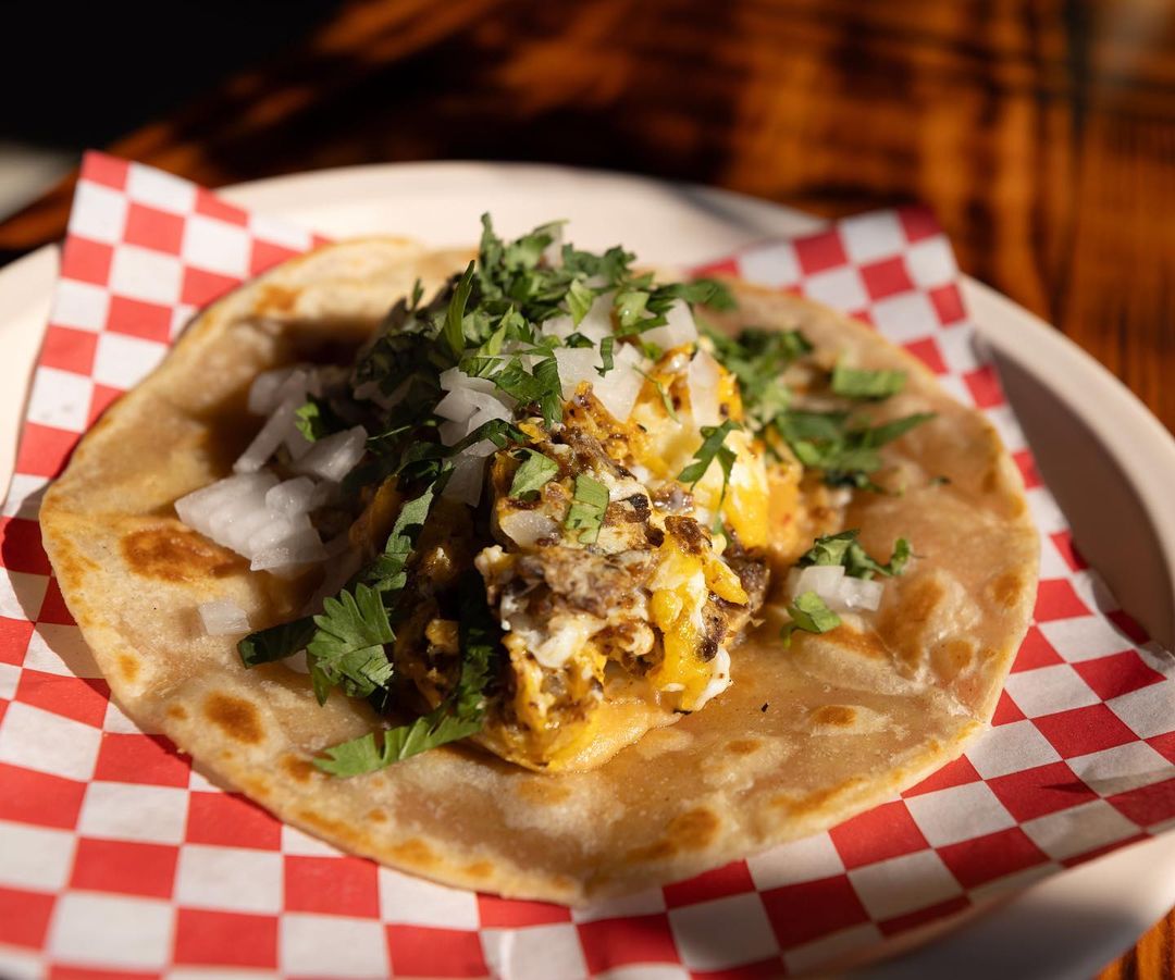 Taco de machacado con huevo