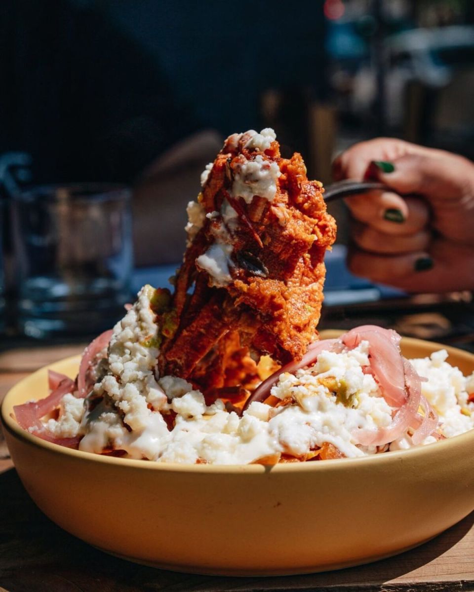 Waffles con pollo frito, chilaquiles de suadero y brunch todo el día en esta nueva cafetería de Polanco