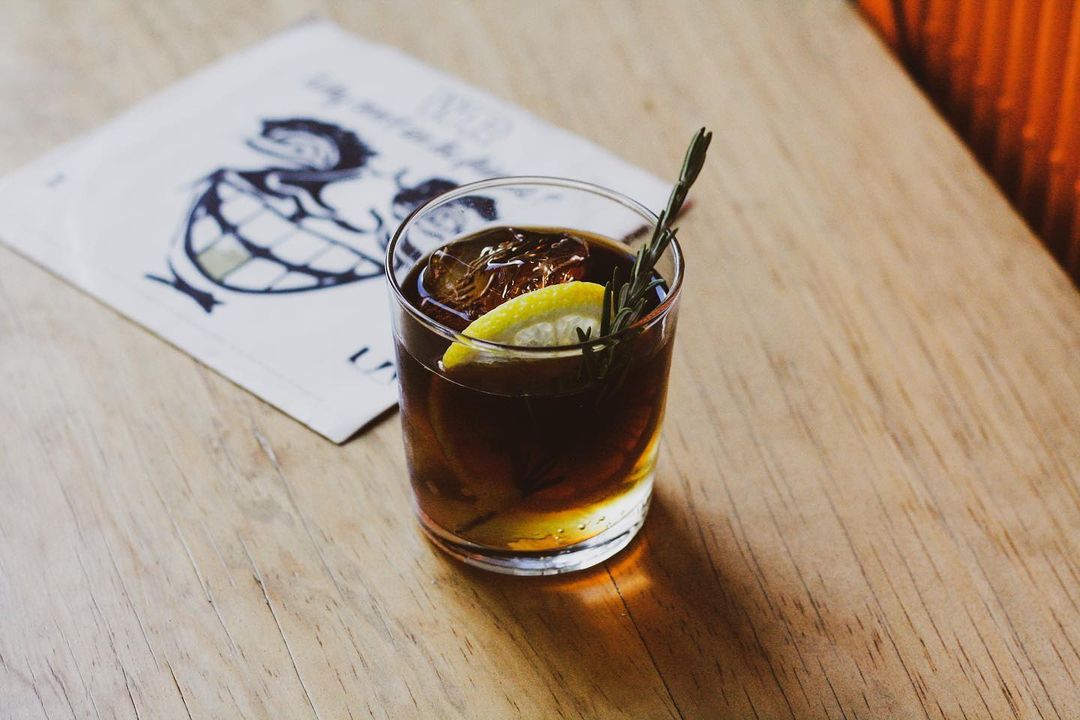 cóctel en bar de la CDMX