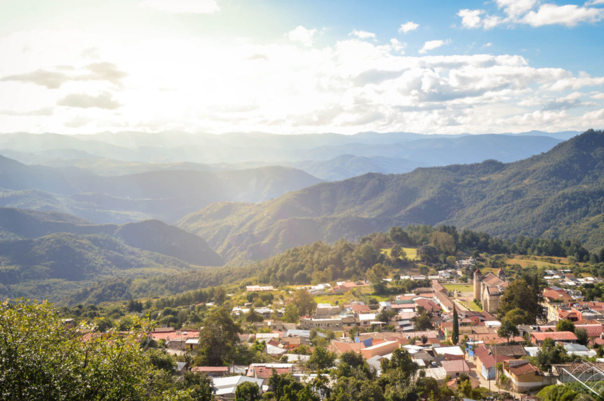 Este Pueblo Mágico de casitas con techos de teja en medio del bosque podría ser el más pintoresco de Oaxaca