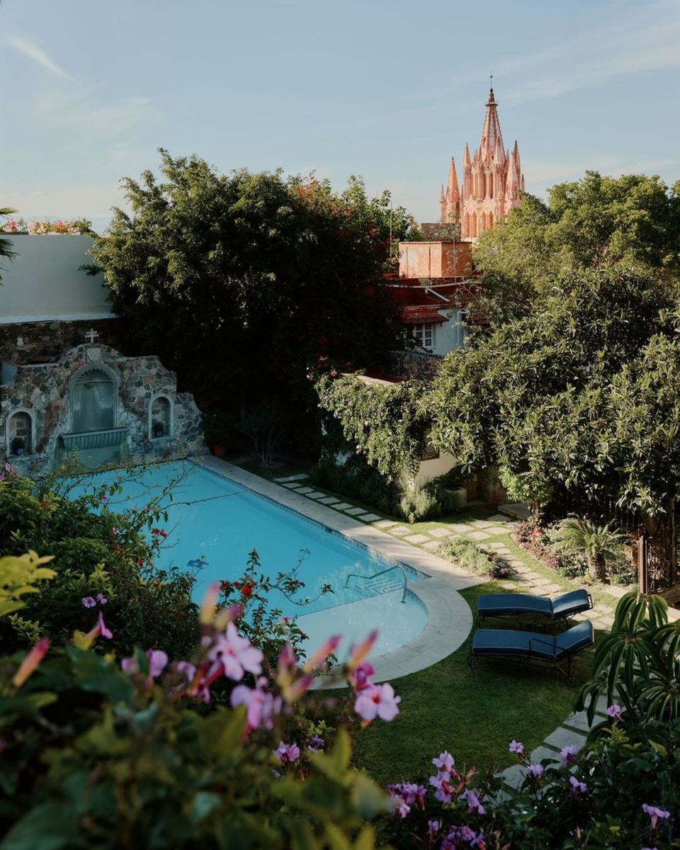 Alberca y vistas de la parroquia de San Miguel Arcángel