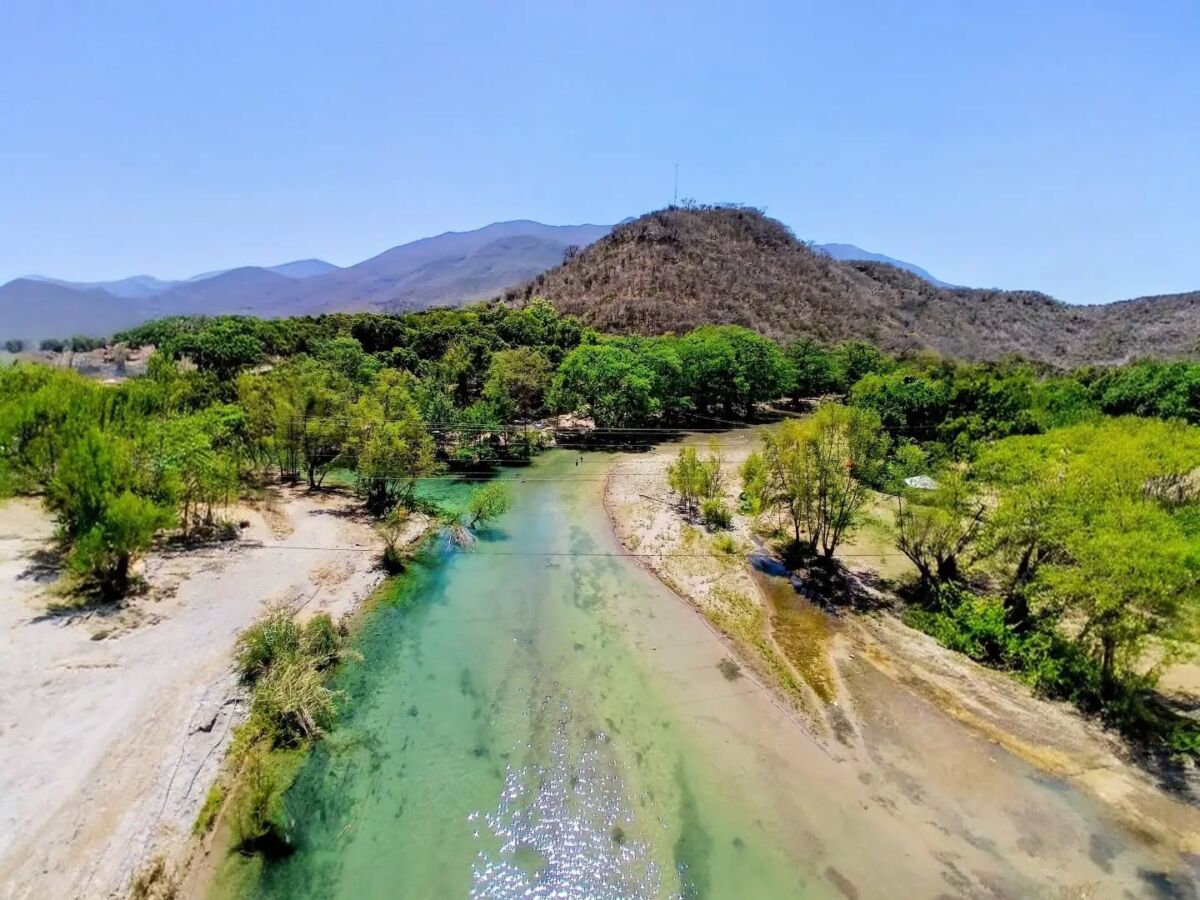 Vista aérea de las aguas turquesa de Concá en Querétaro
