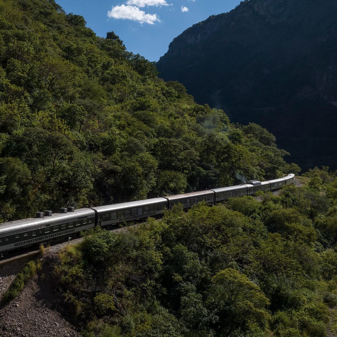 El tren más bonito de México cuesta solo $1,600 pesos y llega a un Pueblo Mágico repleto cascadas en época de lluvias