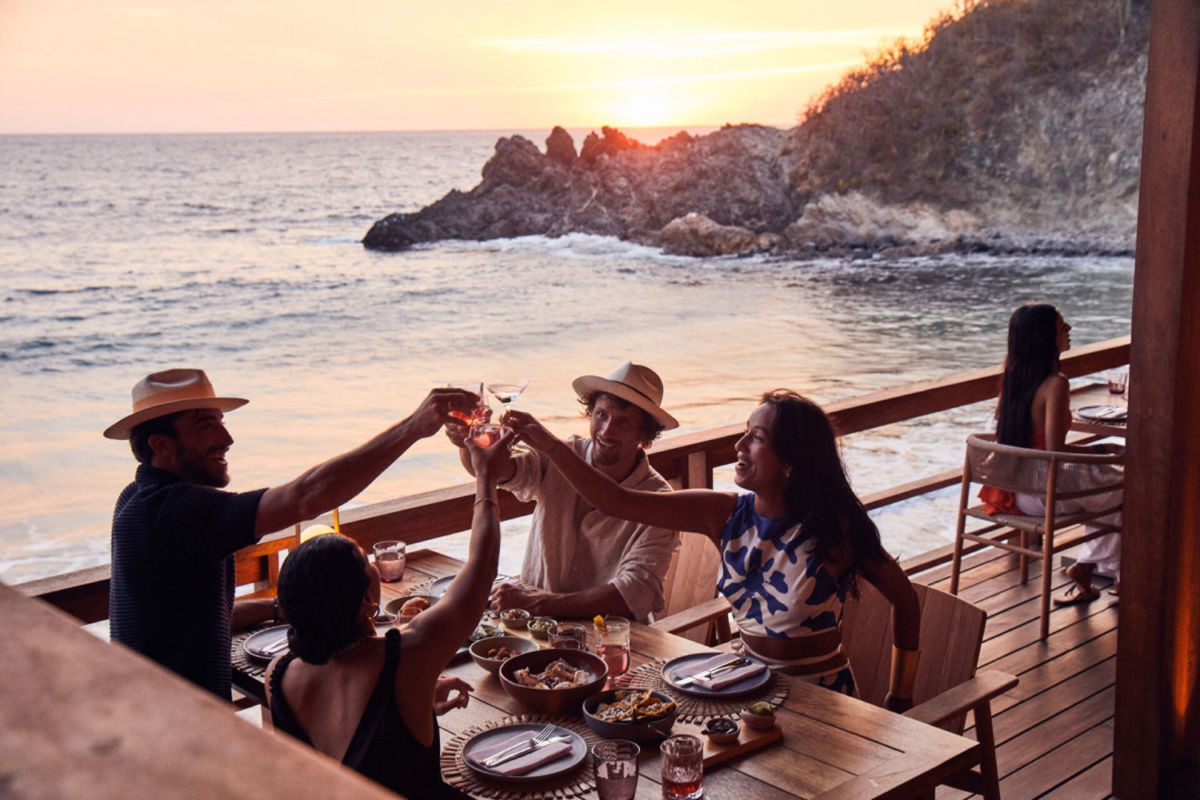 Cena con vista al mar en el atardecer.