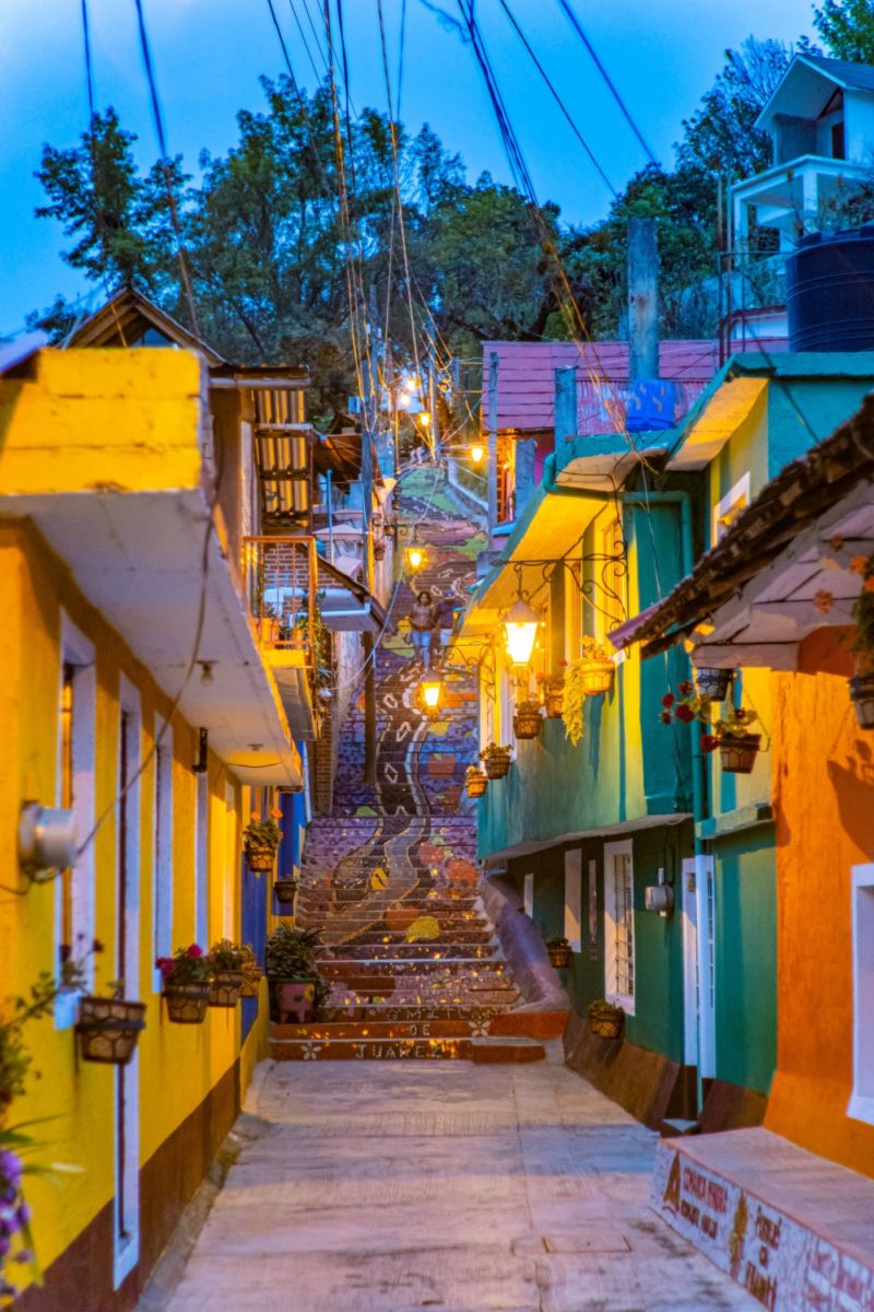 A 20 minutos de la salida a Pachuca hay un colorido pueblito donde se comen extraordinarias quesadillas, caldos y guisados