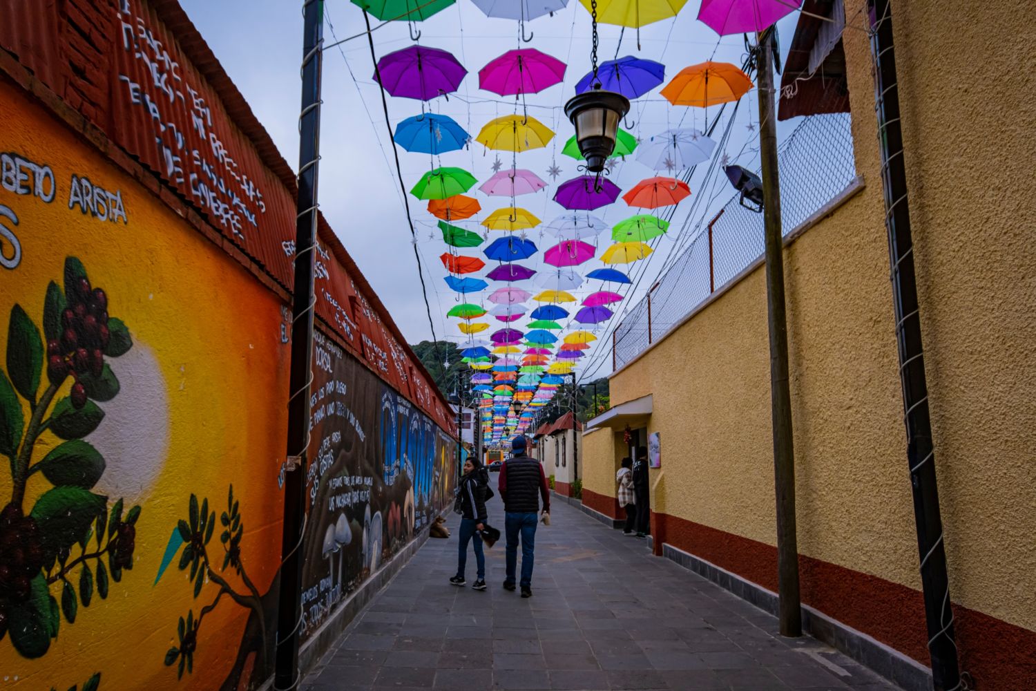 Calle con sombrillas de colores