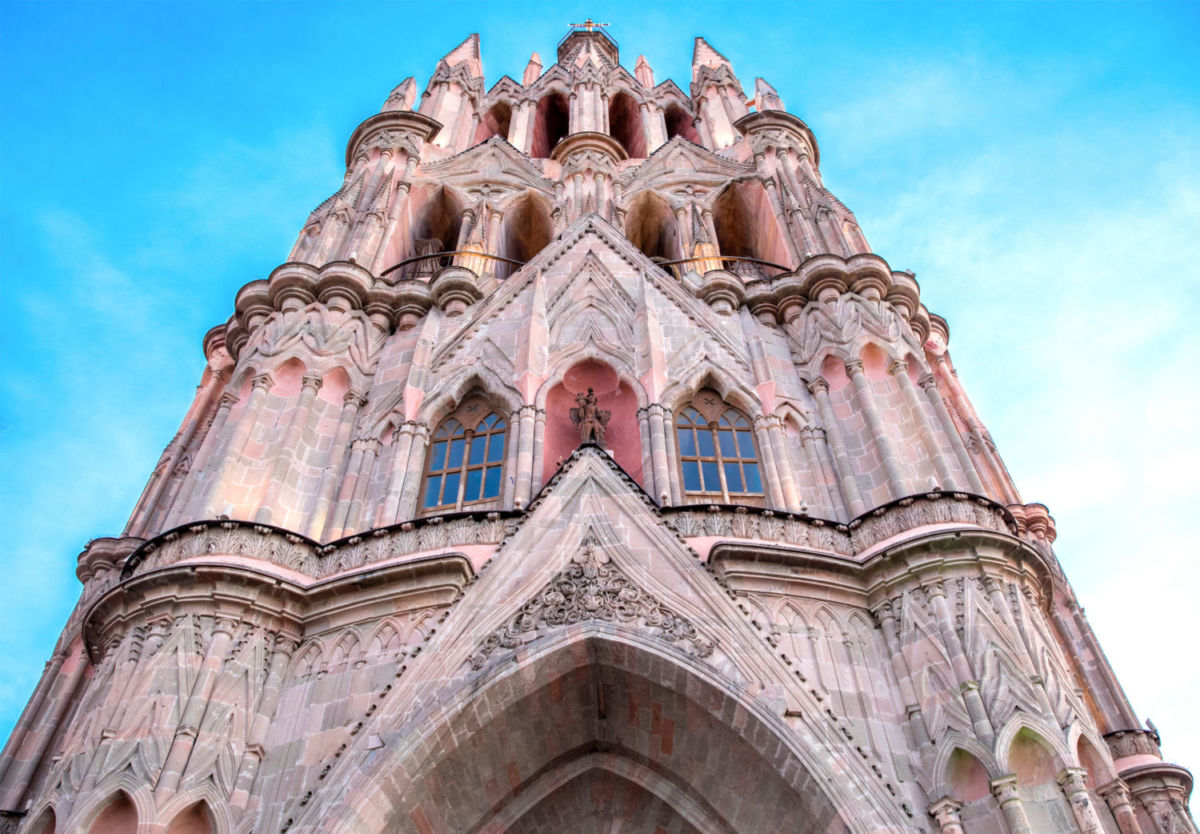 Fachada de cantera rosa de la parroquia de San Miguel Arcángel