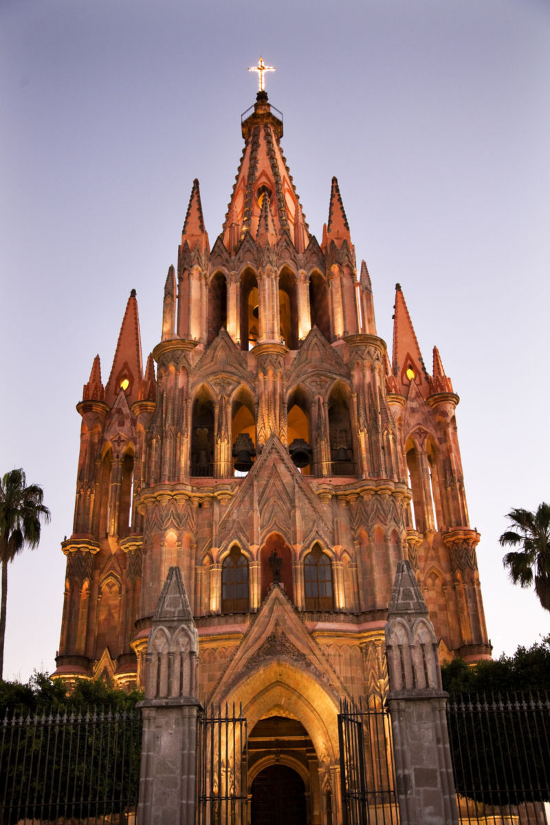 Parroquia de San Miguel Arcángel iluminada