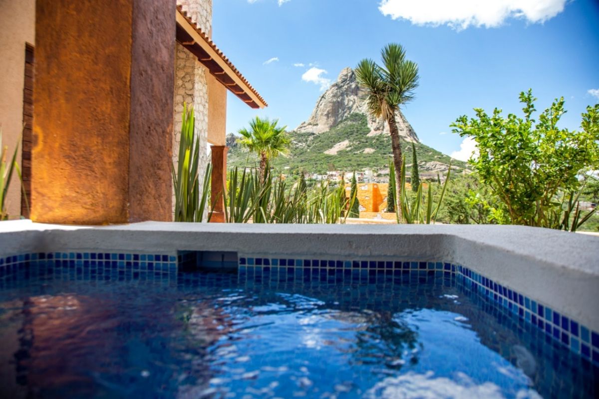 Estas cabañas de piedra tienen vista a la Peña de Bernal desde sus habitaciones (a 3 horas de la CDMX)