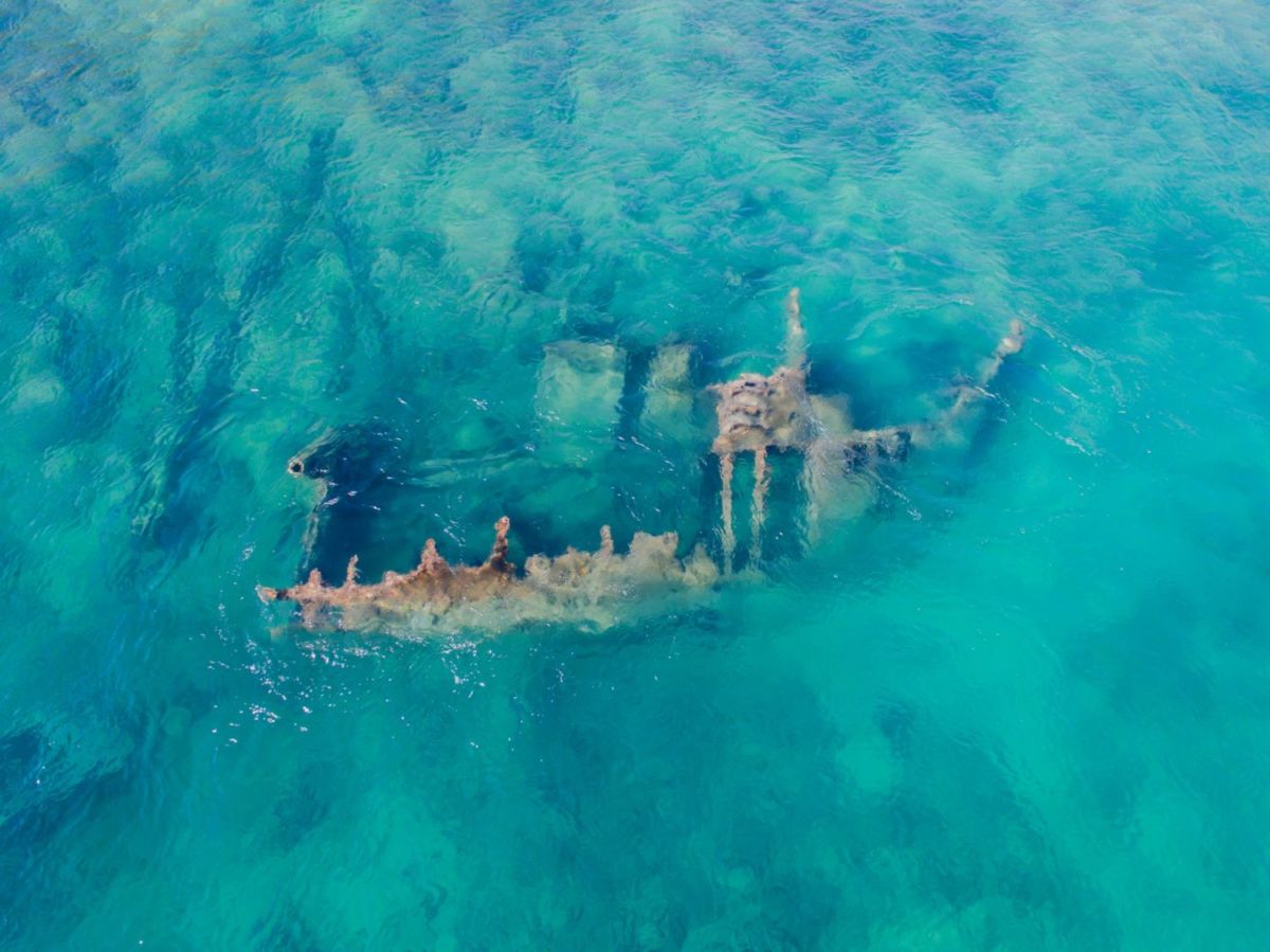 Playa Tehuamixtle con un barco hundido