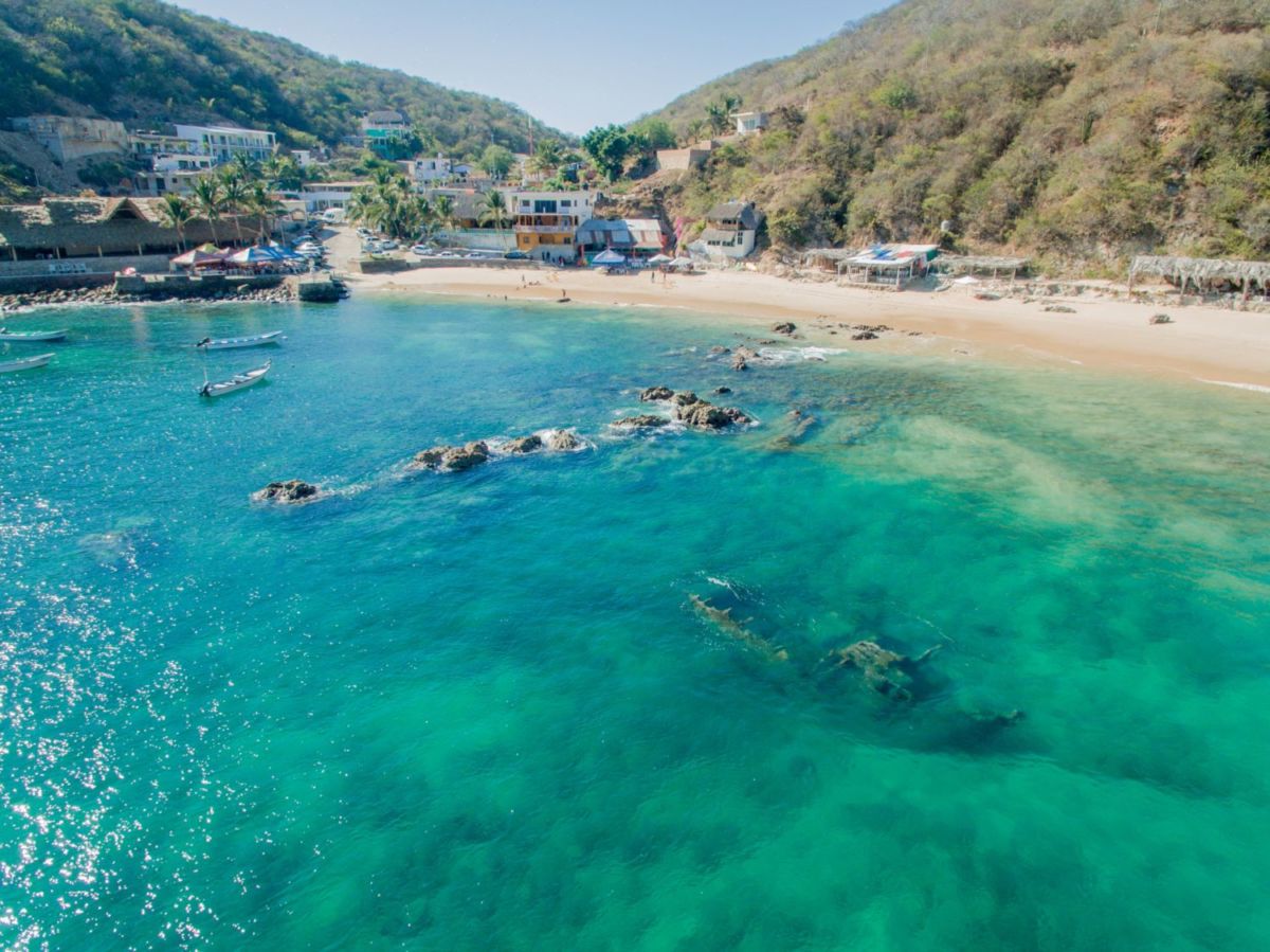Tehuamixtle: La playa de aguas cristalinas que tiene un misterioso bote hundido en Jalisco