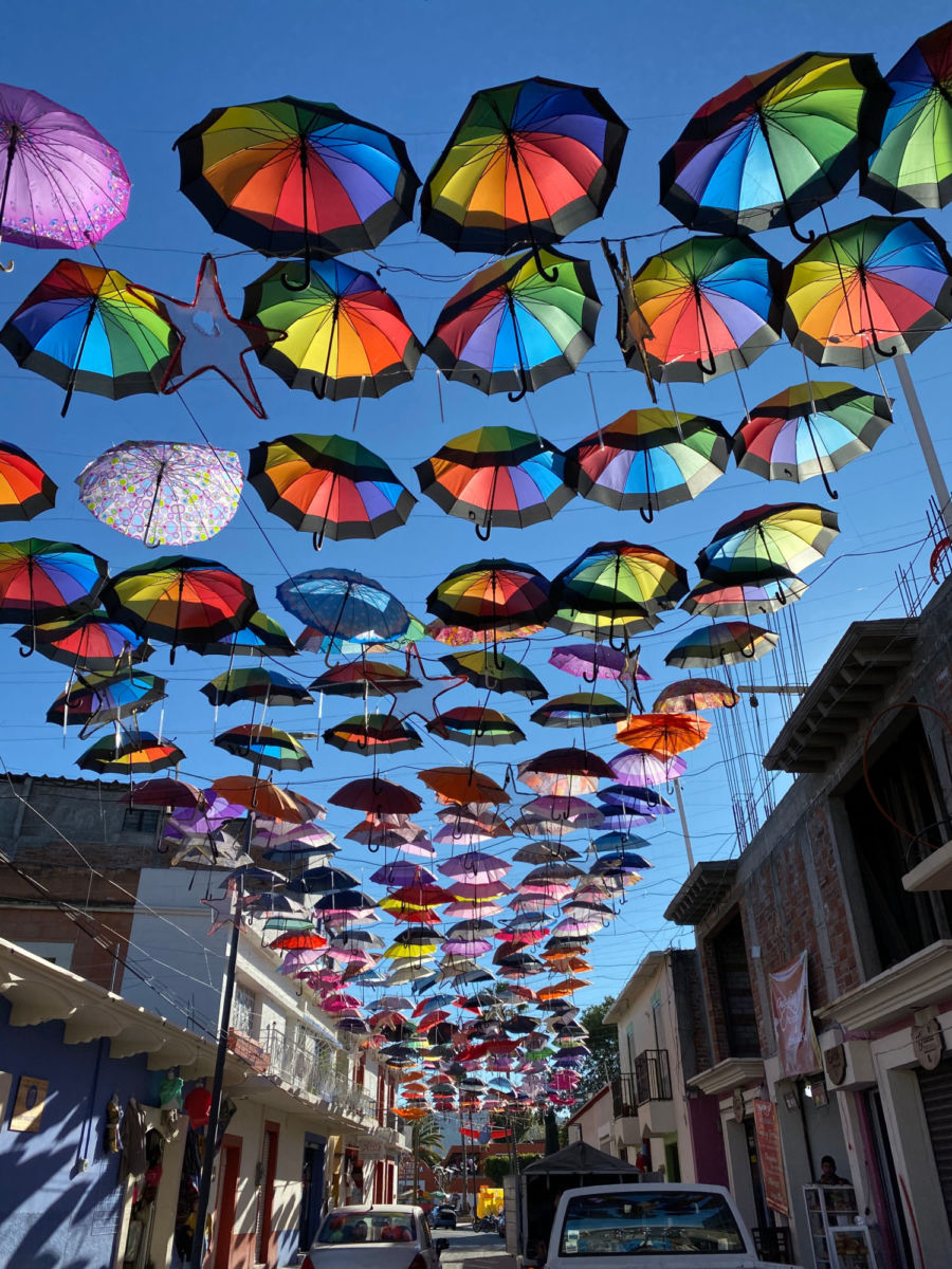 pueblos con paraguas de colores