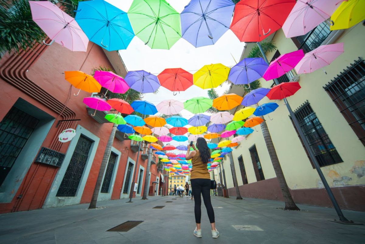 Calle con sombrillas suspendidas