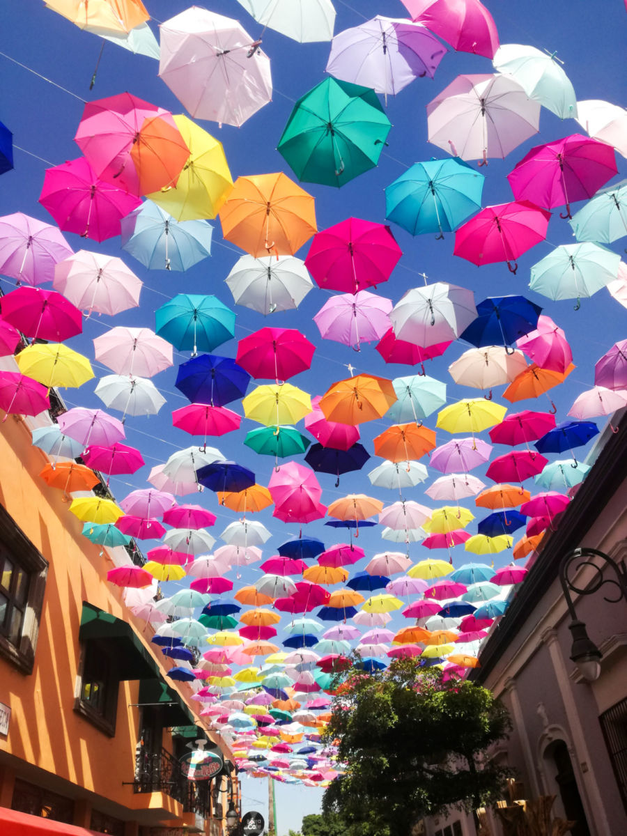 Pueblos con paraguas de colores