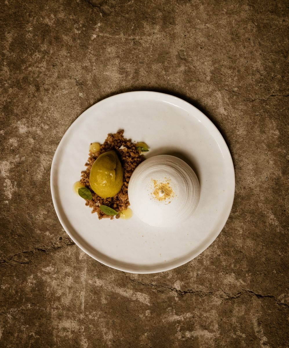 Merengue 'piña colada' con sorbete de mango y albahaca