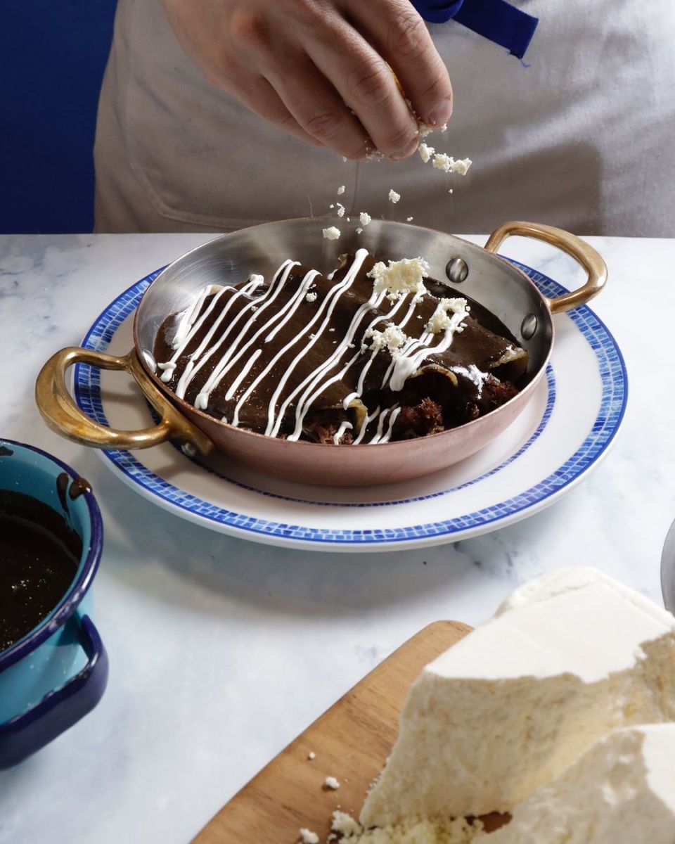 Enchiladas de mole negro