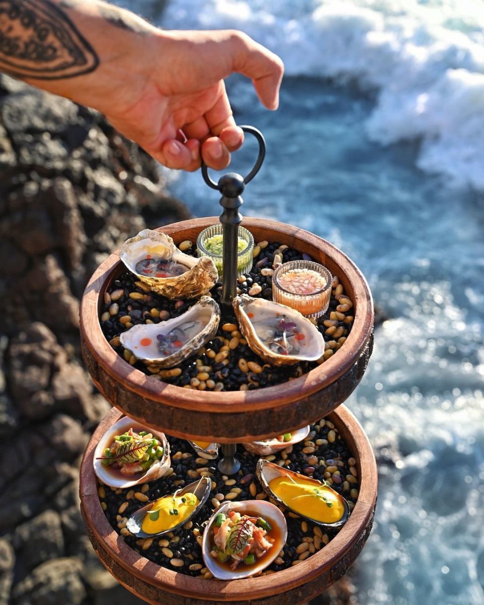 Festín de conchas frente al mar