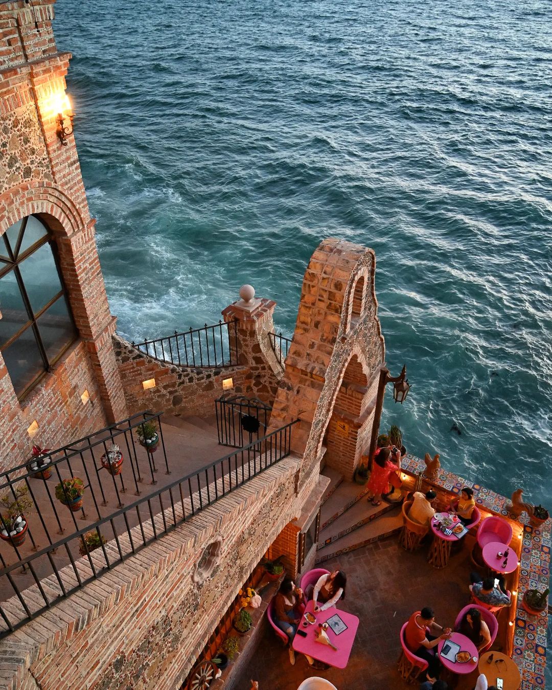 Restaurante de piedra frente al mar en Rosarito