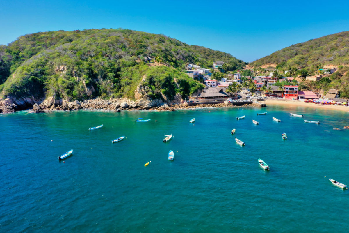 Playa Tehuamixtle con un barco hundido