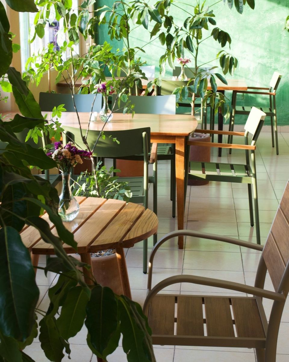Croissants rellenos y pan recién horneado en esta cafetería detrás de la Parroquia de Cholula, Puebla