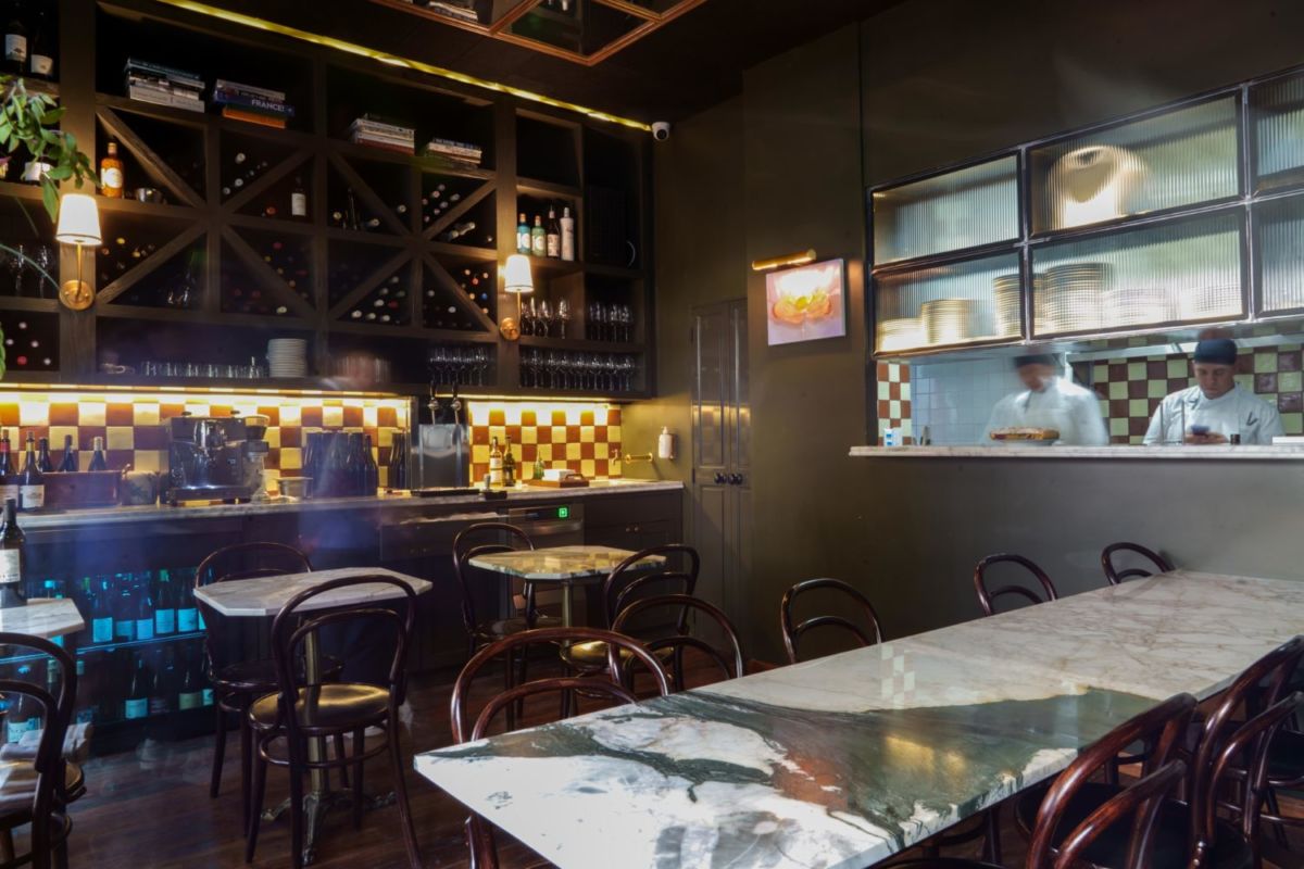 Este bar de vinos parisino en la Roma ofrece una botella de vino distinta para cada día del año, y un menú espectacular