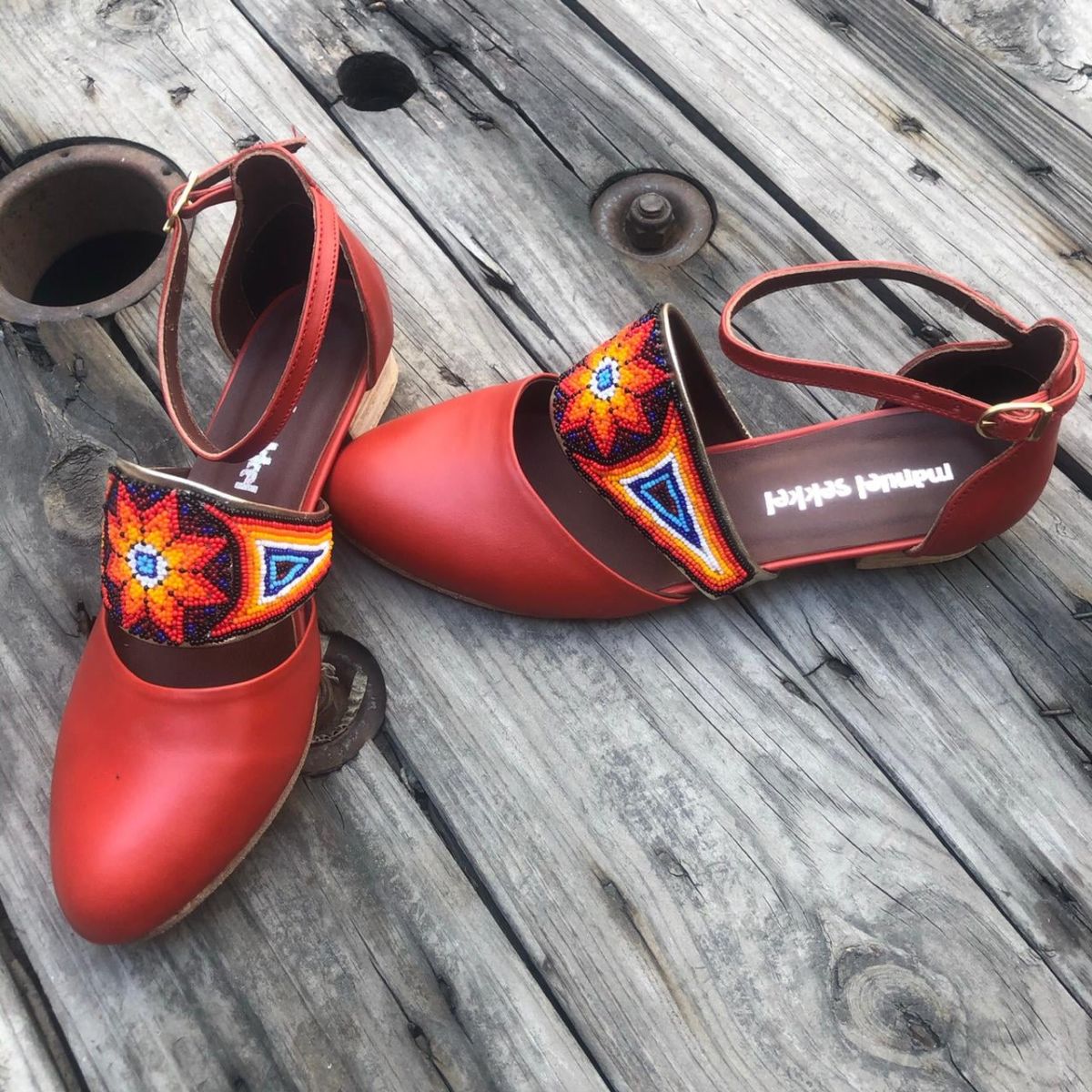 Zapatos con aplicaciones artesanales