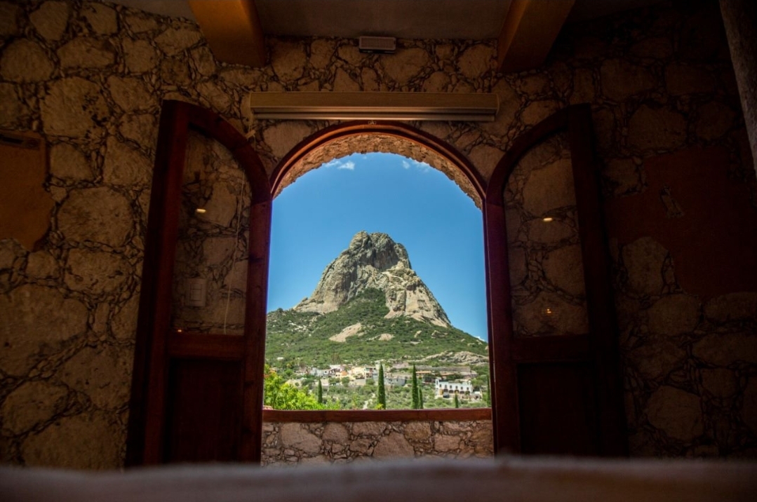 Vistas a la Peña de Bernal desde hotel Zidada