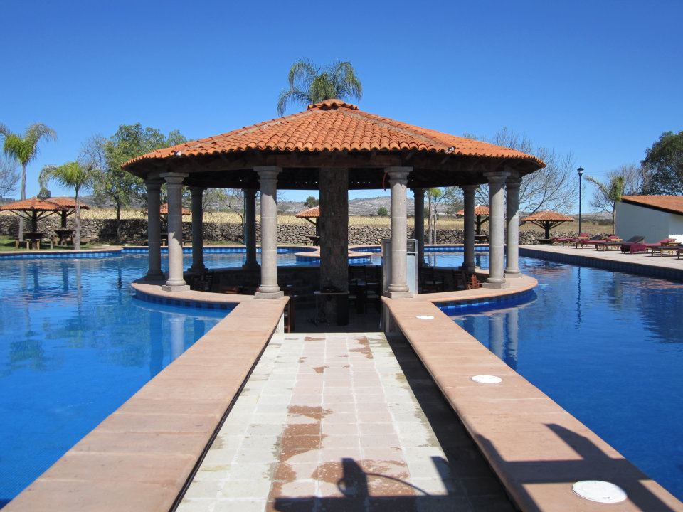 Alberca al aire libre en Hacienda Real 1800