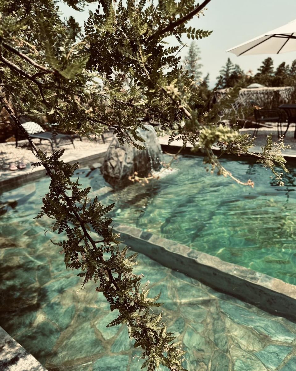 Buen clima todo el año en estas cabañas con techos de pajas y albercas románticas a 1 hora de la CDMX