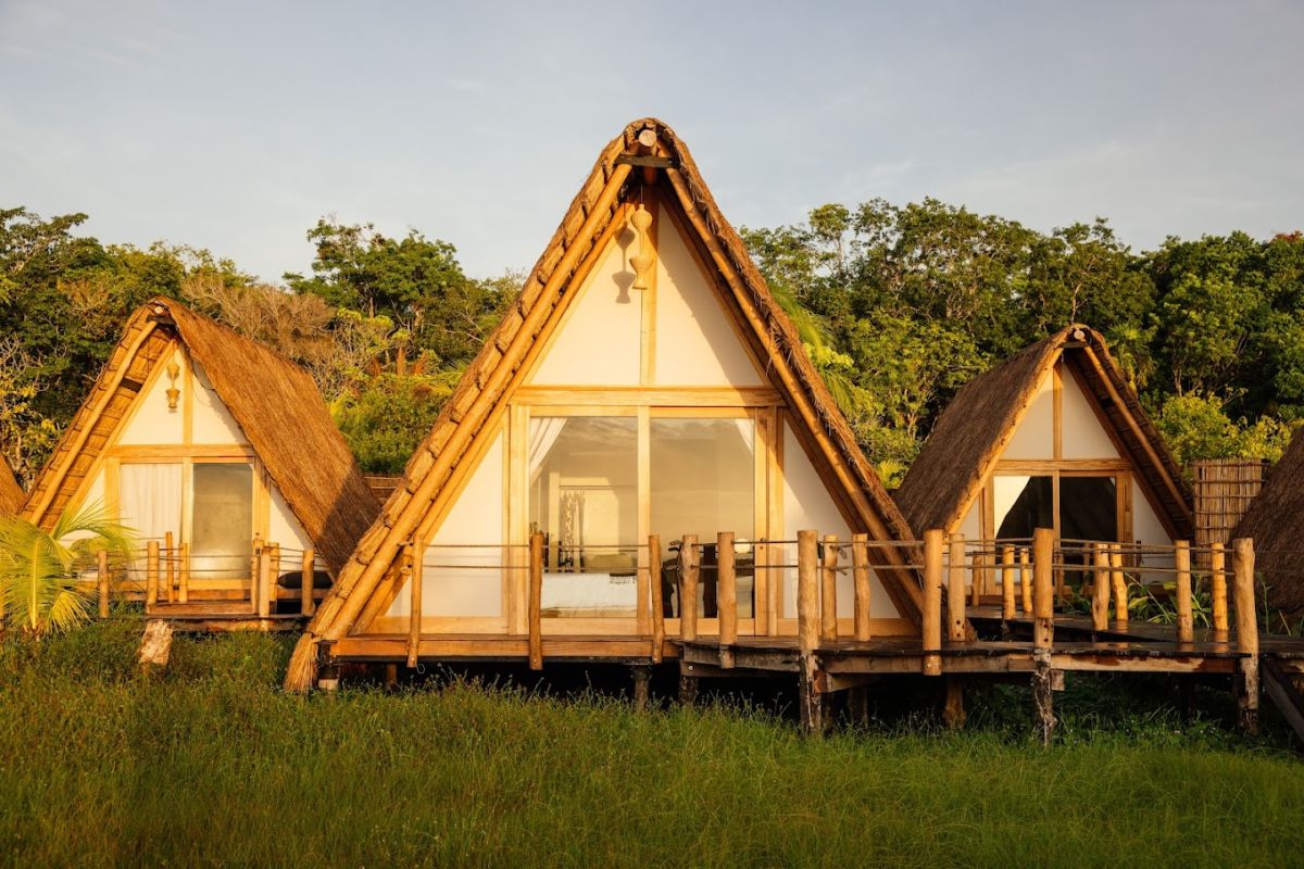 Cabañas triangulares en Bacalar.