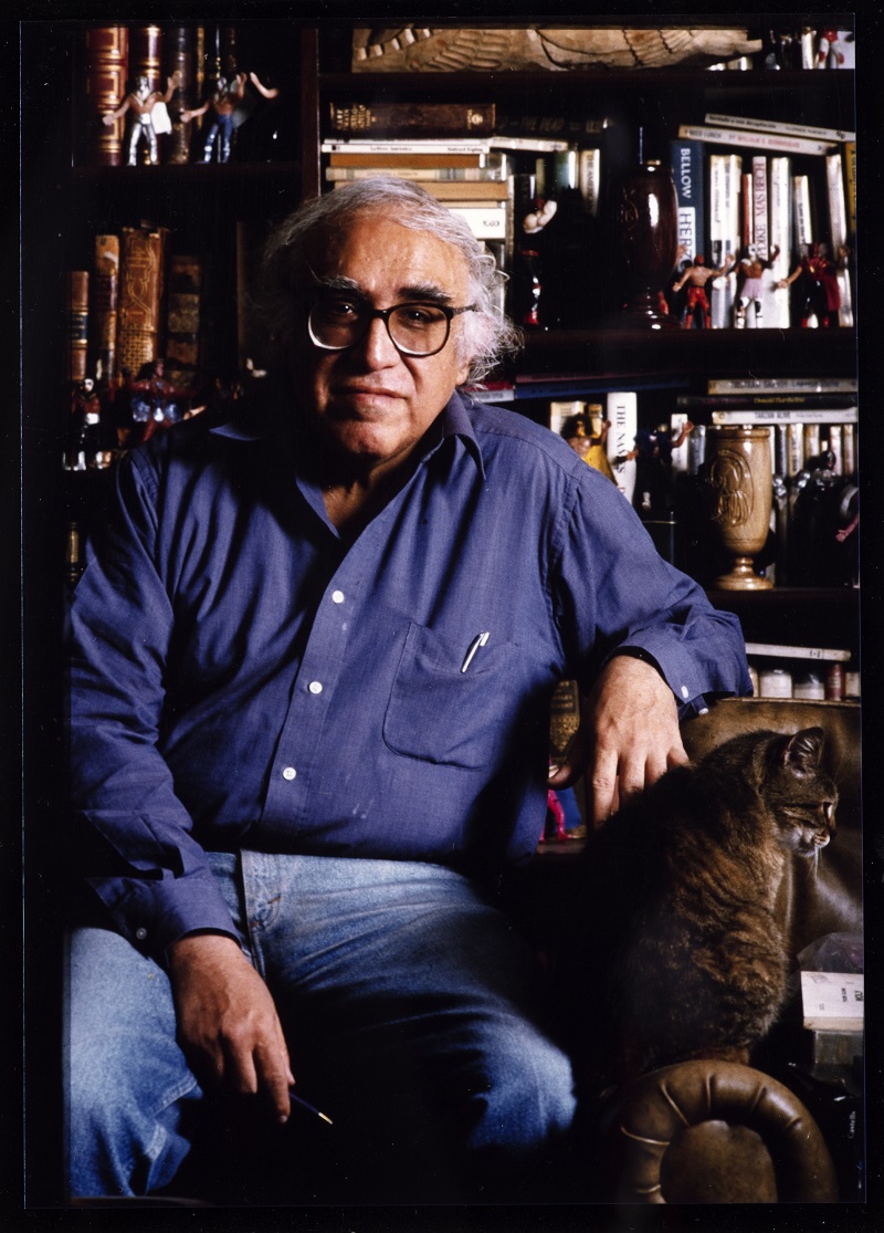 Carlos Monsiváis en su casa de la colonia Portales