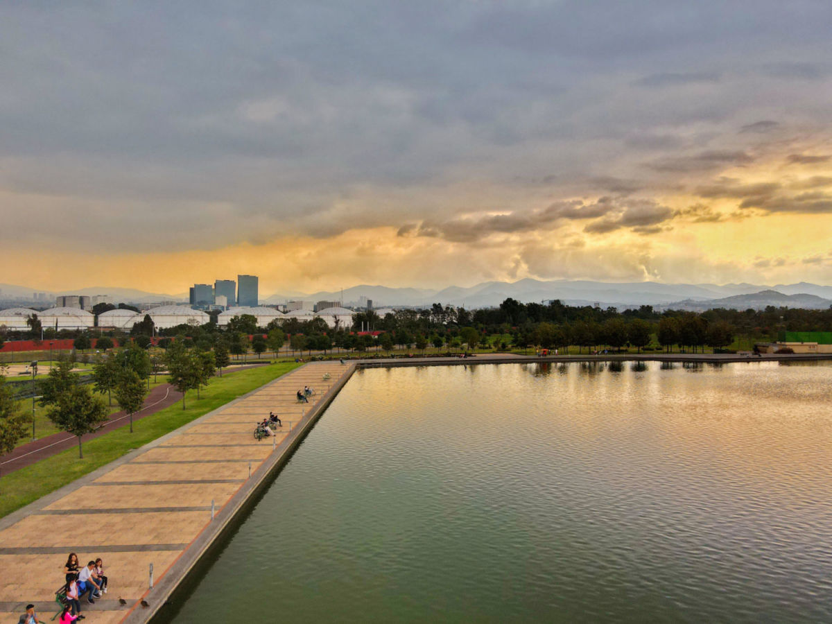 Ciclopista alrededor del lago en el Parque Bicentenario de la CDMX